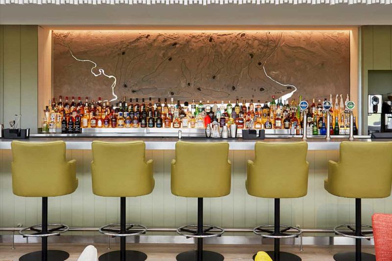 18 Restaurant & Bar area