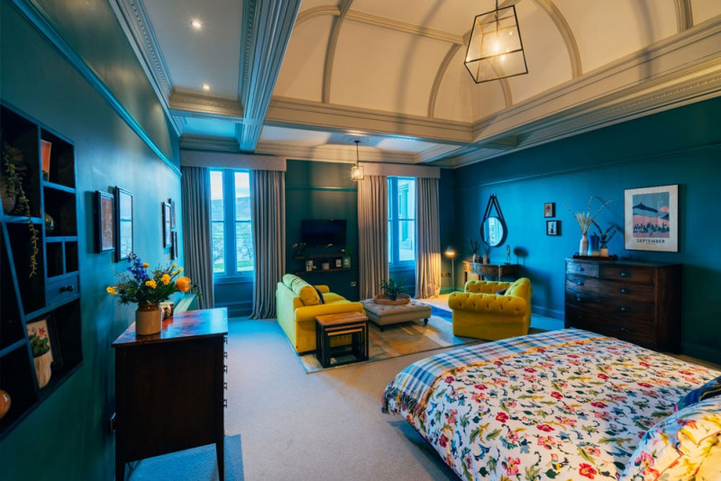 Joules suite bedroom with sitting area