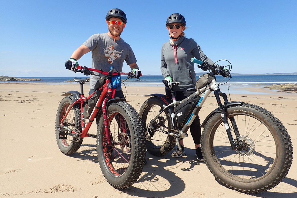 Image of two cyclists 