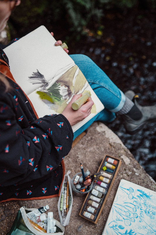 Emma Carlisle on location drawing