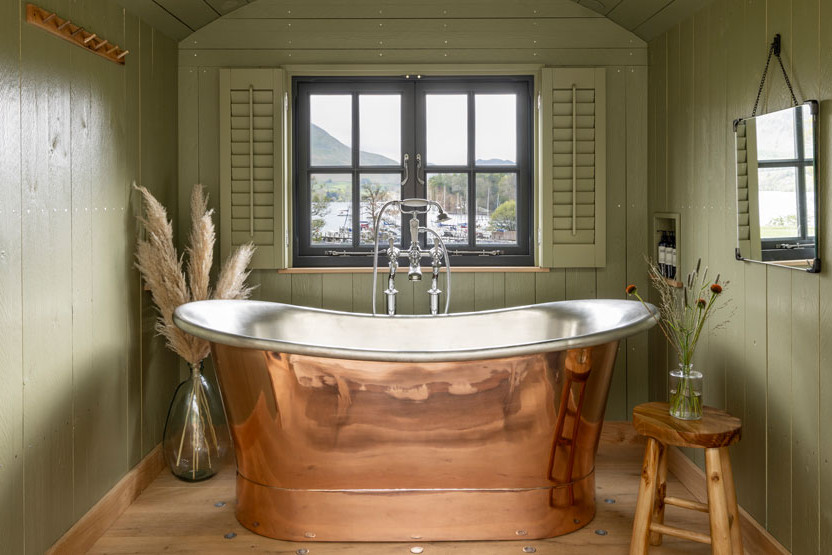 Freestanding bath in the shepherd hut