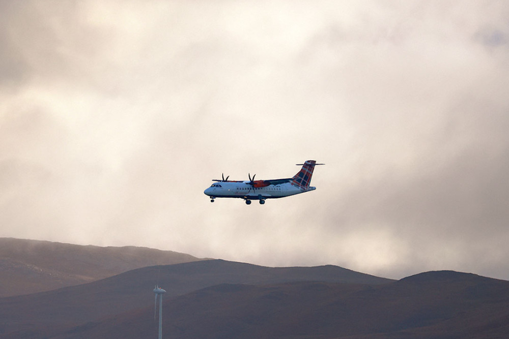 Loganair flight landing on Islay