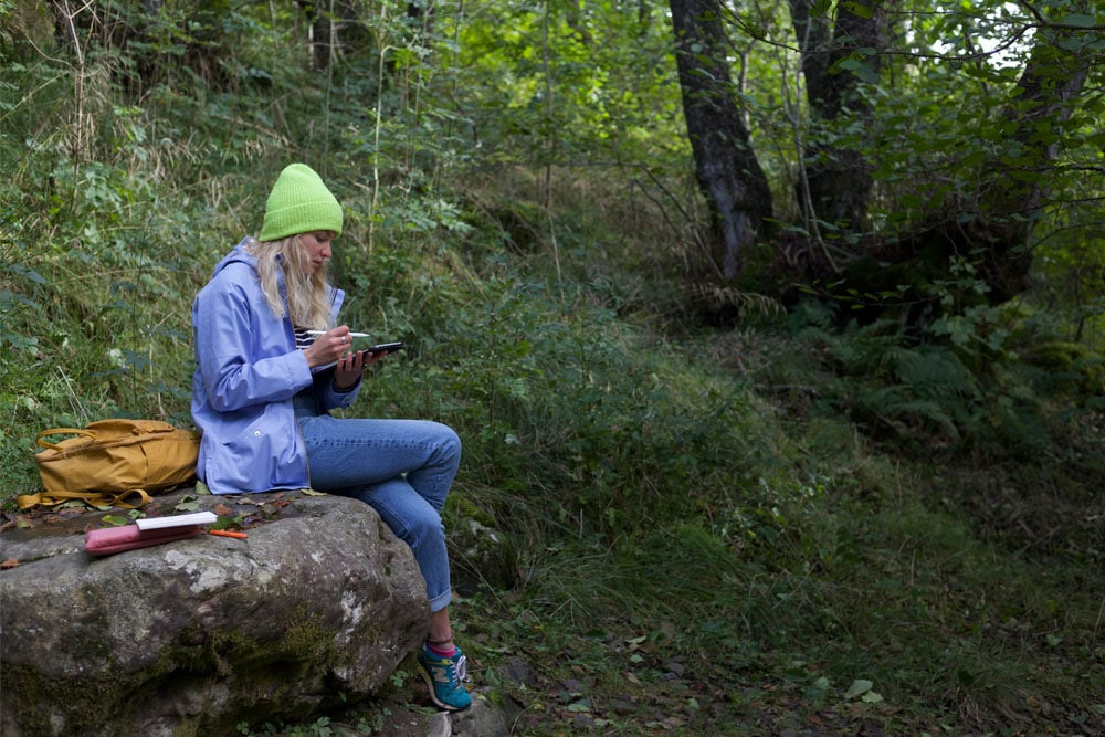 outdoor-sketching-on-the-joules-illustrator-trip-to-another-place-the-lake